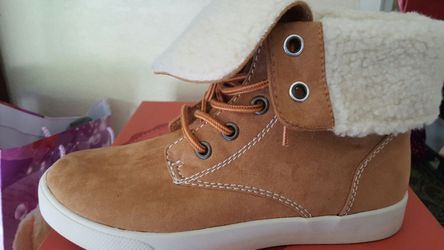 Womens size 8 boots. Brand new