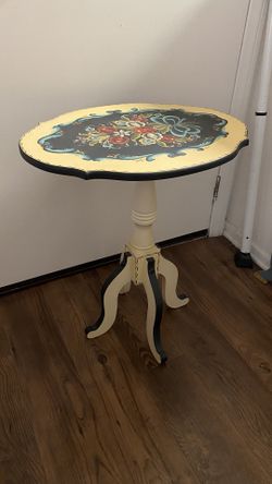 Decorative  pedestal Table, Rosemaling Hand Painted Scandinavian