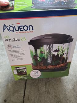 Aqueon LED BettaBow 2.5 Beta fish tank with accessories