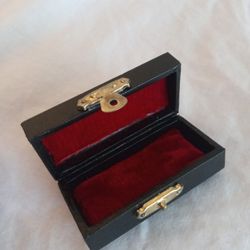 3 INCH SMALL SURPRISE ENGAGEMENT VINTAGE LOOKING VELVET BOX
