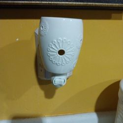 Retired Scentsy Dandy White Plug In Warmer