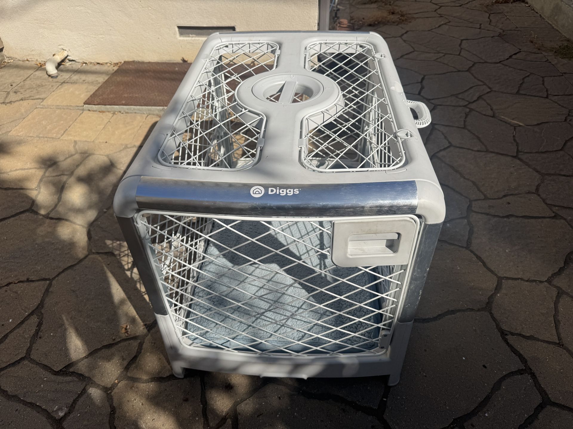 Diggs Revol Premium Collapsible Crate With Bed (MEDIUM)