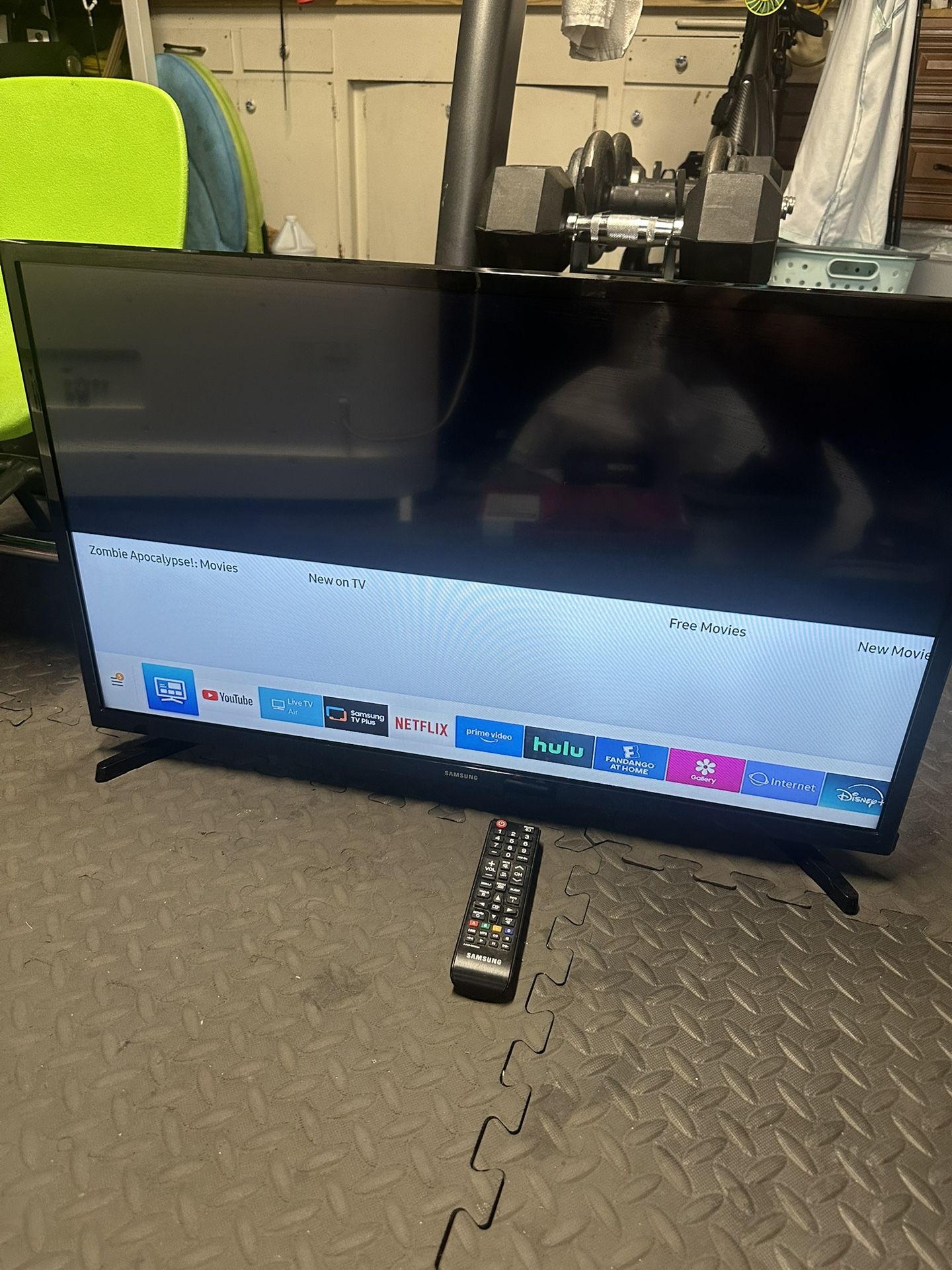2020 Samsung 32” Smart Tv With Remote Barely Used