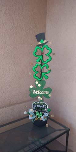 Front door St. Patrick's stand decoration