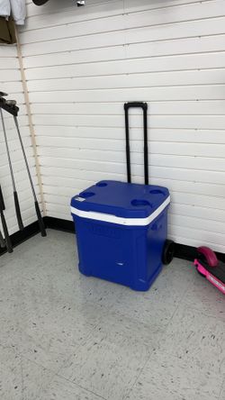 IGLOO Latitude 60 Qt Roller Cooler