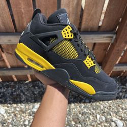 Jordan 4 Thunder (Size 5.5Y, 6.5Y)