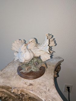 Kissing Doves Sculpture 