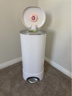 Munchkin STEP Diaper Pail Powered by Arm & Hammer