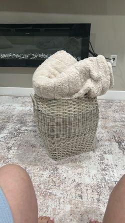 Throw blanket basket