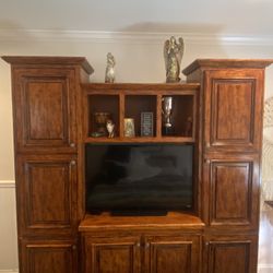 Large Wood Bedroom TV Entertainment Stand/Dresser 