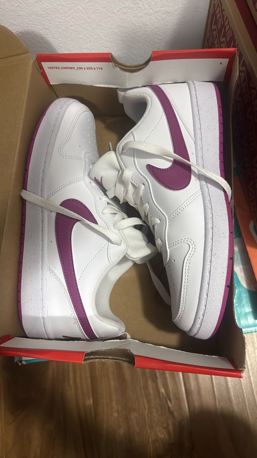 Nike White/hot Fuchsia 7 Youth