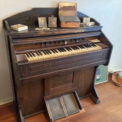 Estey Pump Organ 