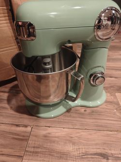 This is a Cuisinart Precision Master 5.5-Quart Stand Mixer in Agave Green