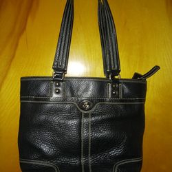 Very Nice Ladies Coach Purse