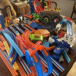 Very Large Selection Of HOT WHEELS pices