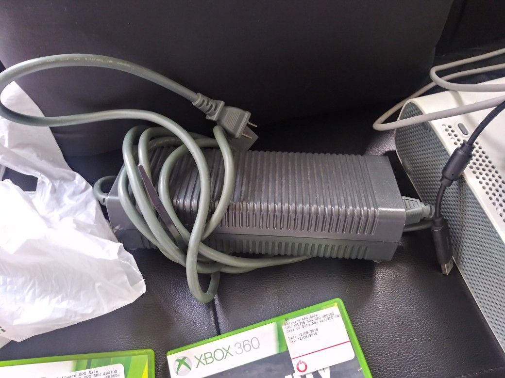 Xbox 360 2 wired controllers 2 games