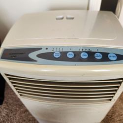 Me boy a mover de estado estoy bendiendo todo esto por un buen  precio  1000 dolares o mejor oferta  2  aires acondicionados un comedor con 6 sillas d