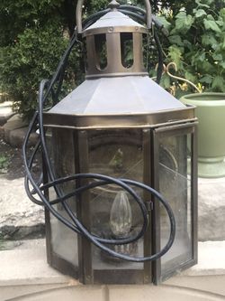 Electric lightbulb façade lamp