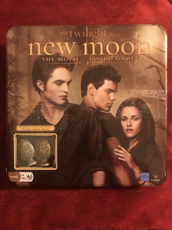 Twilight Saga New Moon the movie board game in collectible tin. Brand new