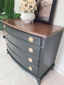 **FREE DELIVERY***Original Vintage Bow-Front  Dresser/Entryway/accent chest/ chest of drawers.