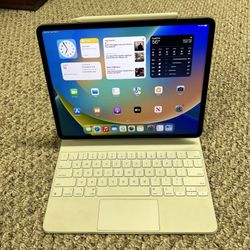 Apple iPad PRO 12.9” Fourth Generation w/Accessories 