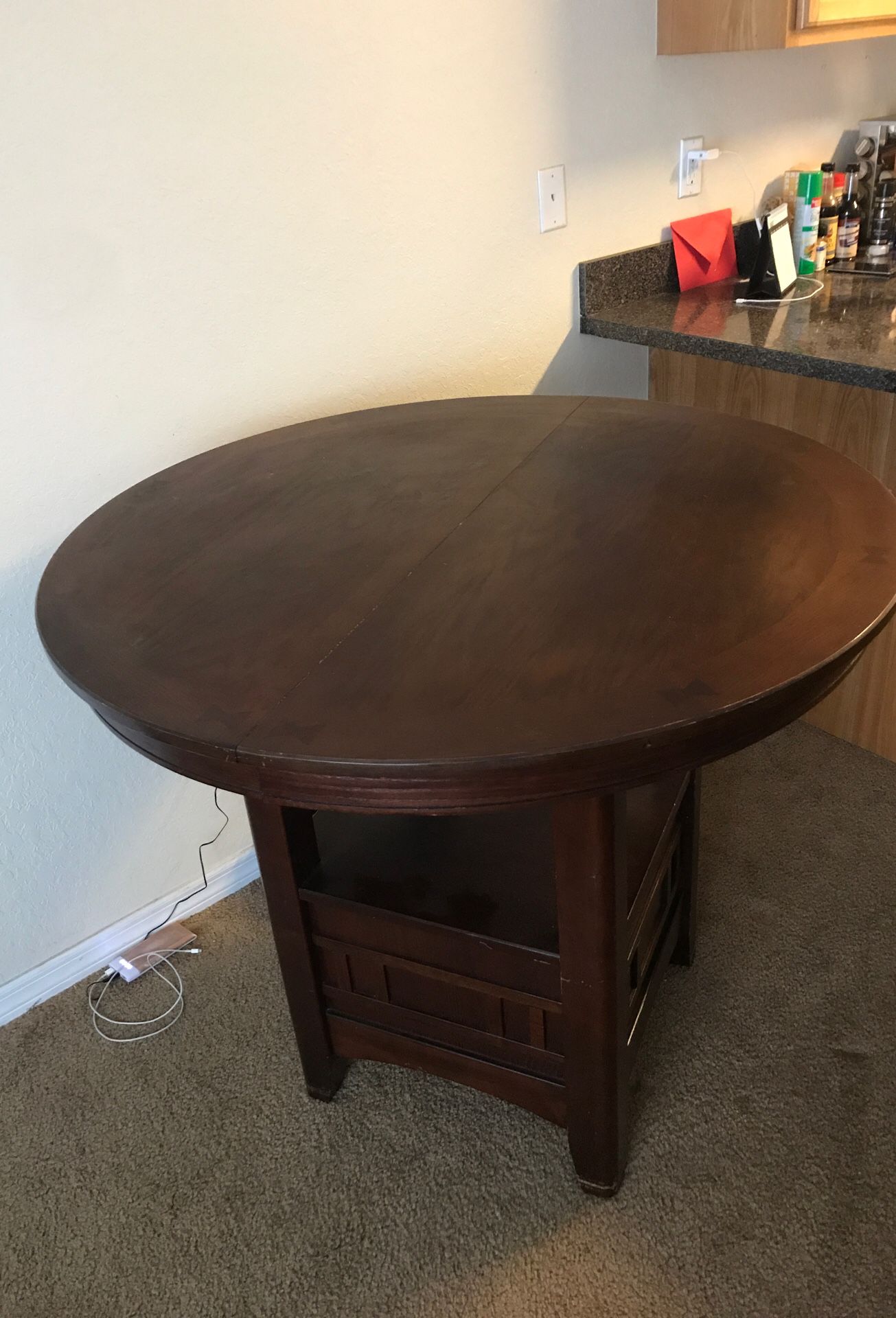 Dining table w/ 4 tall chairs