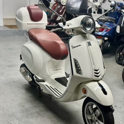 2017 Vespa Primavera 49cc – White with Brown Leather