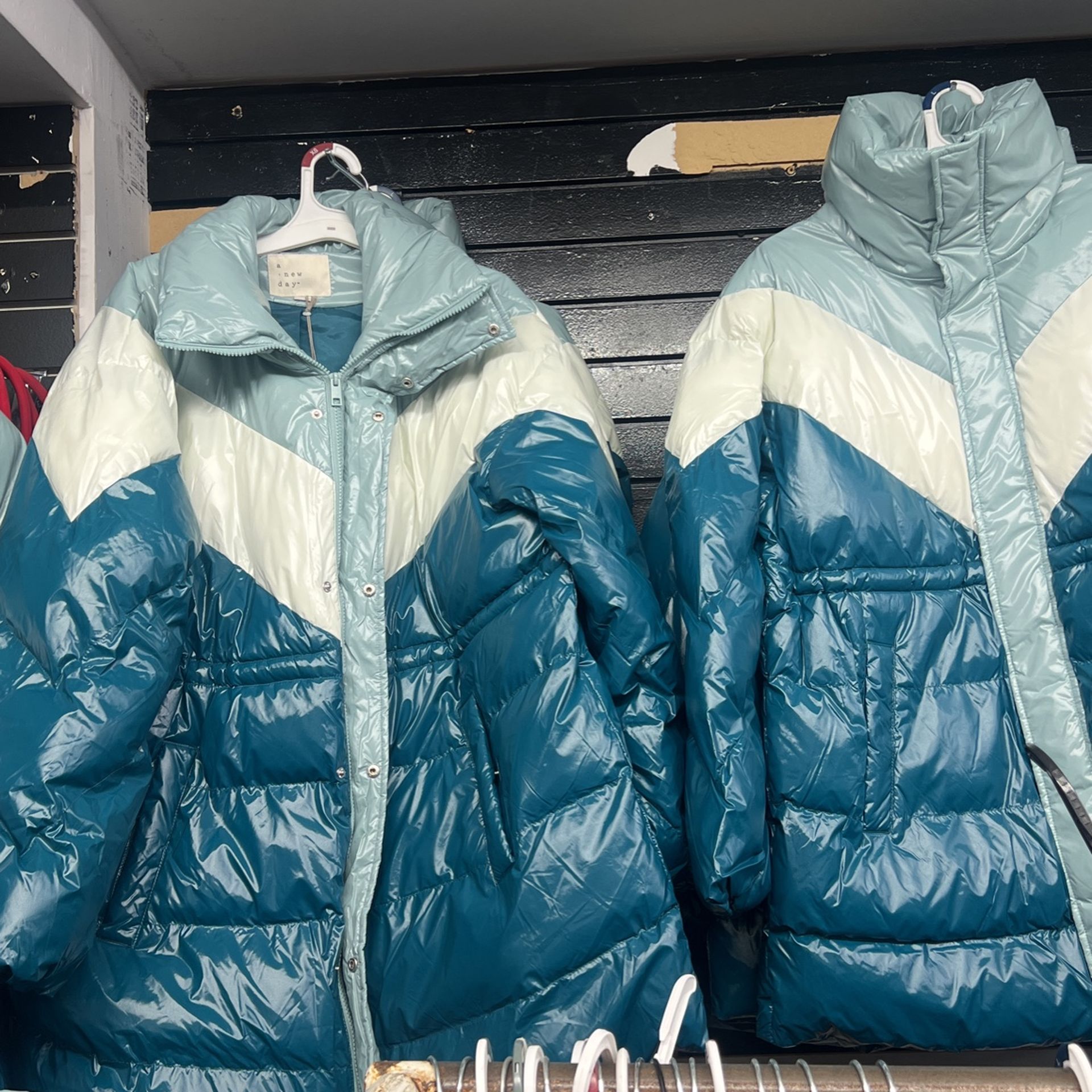 Girls Coat LV Puffer Coat Size 4/5 for Sale in New York, NY - OfferUp