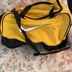 DUFFLE BAG - GOOD CONDITION $10.00