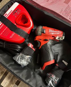 Milwaukee M12 KIT Fuel Surge 2 battery 2.0