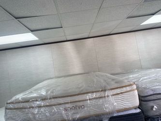 Queen mattress pillowtop