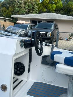 Título en mano bote 18 pies listo para el agua motor Yamaha 115hp 2 tiempos