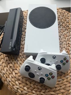 Xbox XS 512gb white console + two Xbox controllers + Xbox connect