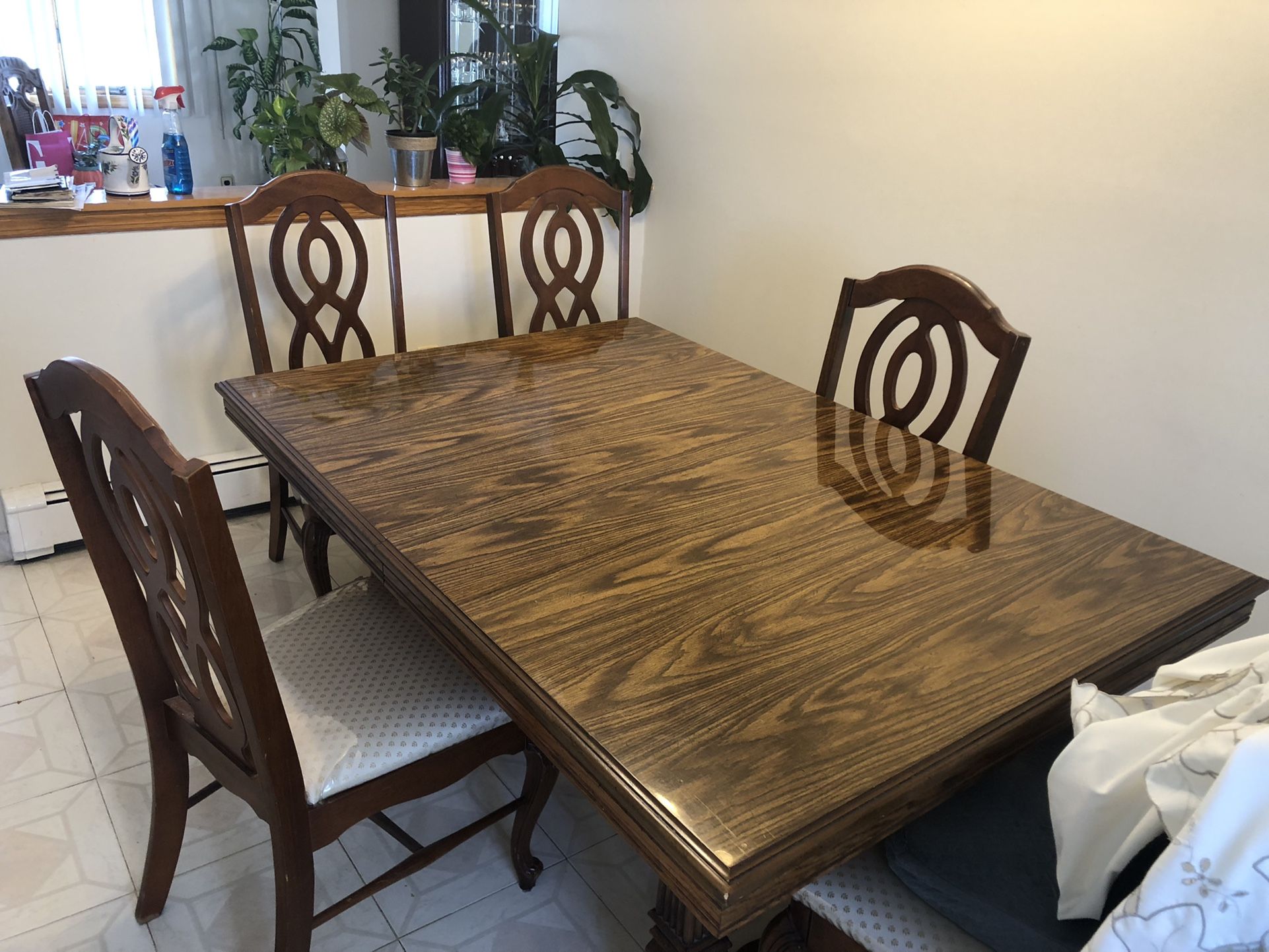 Vintage Table Like New With 6 Matching Chairs Pick Up Only 