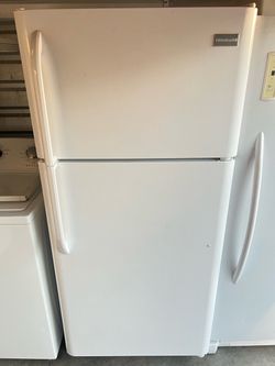 🥑 Frigidaire Top-Freezer Refrigerator White (FREE DELIVERY/ WARRANTY)