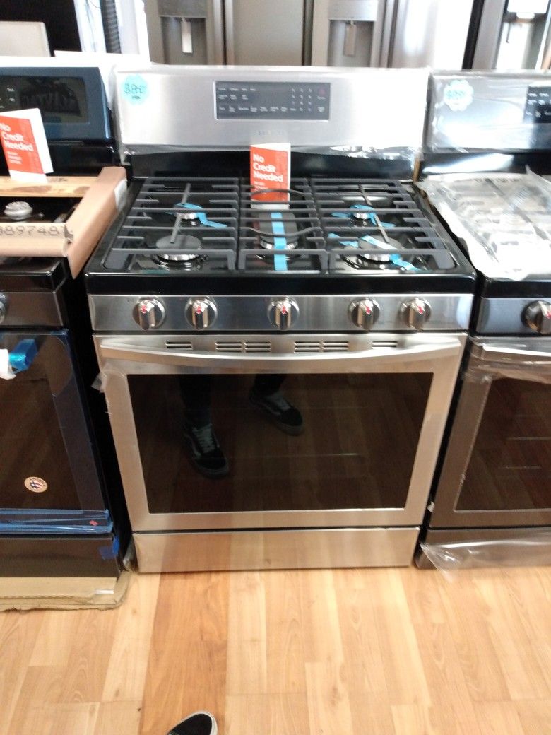 NEW SAMSUNG STAINLESS GAS RANGE