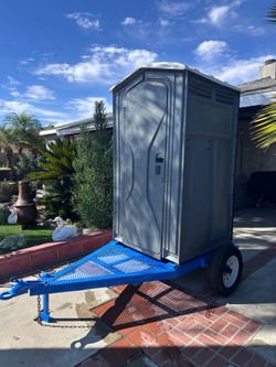 Porta potty with trailer