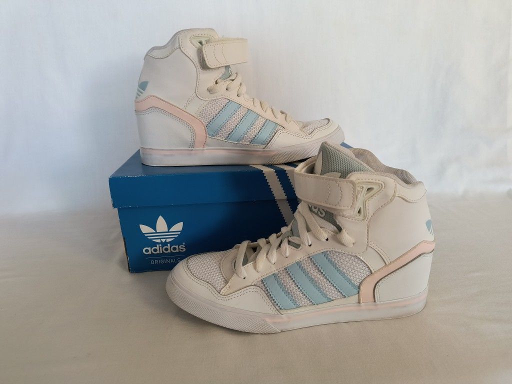 Woman Gucci Bags, Louis Vuitton, Nike tenis, Adidas Tenis for Sale in  Ceres, CA - OfferUp