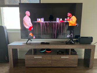 TV Stand / Entertainment Center – Excellent Condition