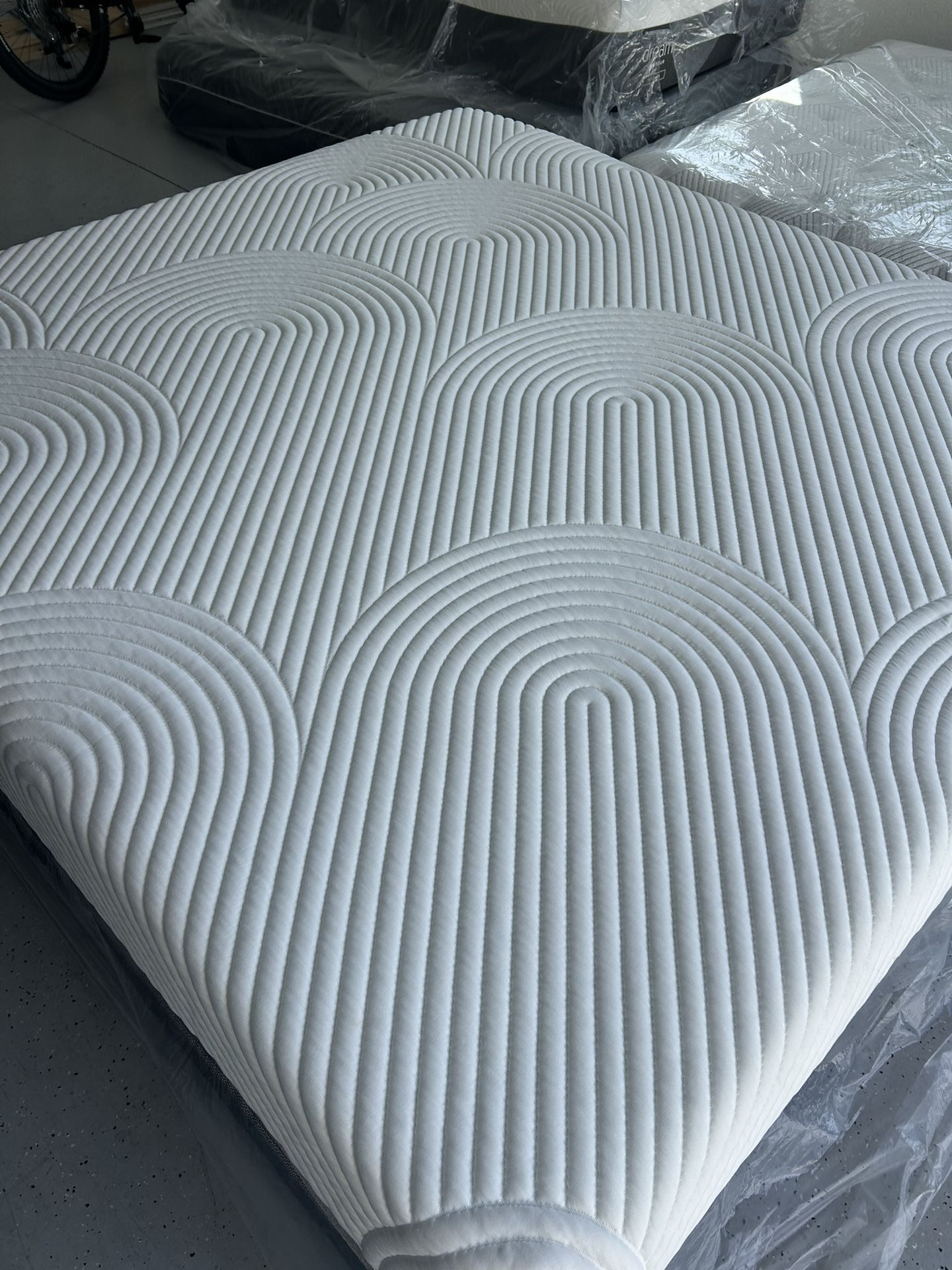 King Tempurpedic 13.5 inch like new mattress Luxury firm (firm but not ridiculous) I can deliver Ir come see first Retail $3,989 Your Price $975