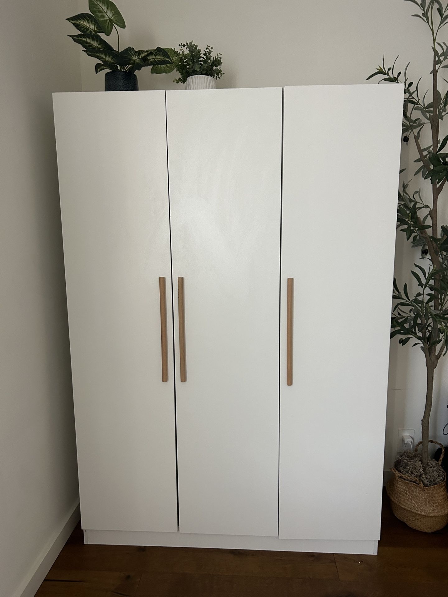 AIEGLE 3 Doors Wardrobe Armoire Closet, Large Freestanding Armoire Wardrobe Cabinet with Shelves & 2 Hanging Rod, Bedroom Wood Clothes Storage Cabinet