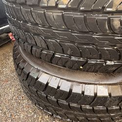 4 llantas con rines sin golpe alguno  más de media vida tiene las llantas las 4 Incluye la tornillería completa  Marca fuzion 265/70R17