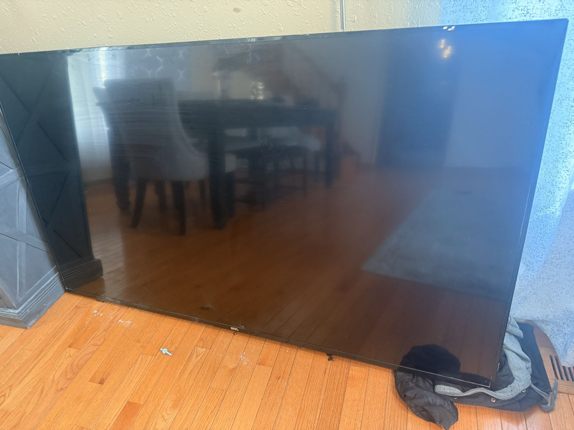 ONN tv 65” Roku