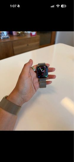 Apple Watch series 9  45mm with Milanese Loop Band