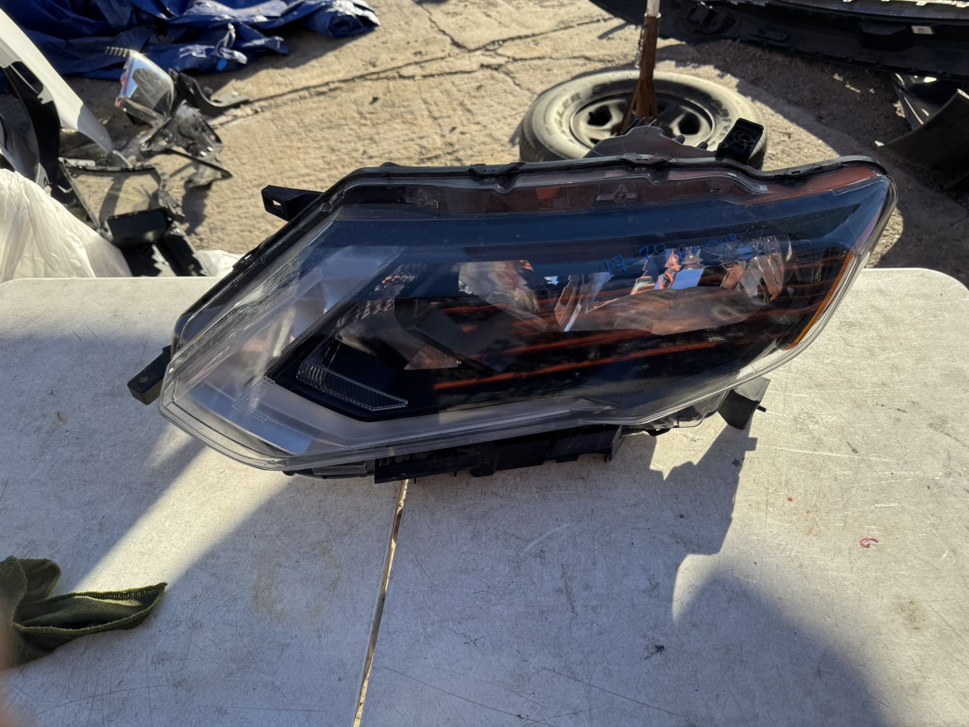 Nissan Rogue Left Headlight Oem