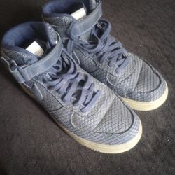Blue sticthed Pattern Blue Nike Size 9.5 Very Comfortable If You Are On Your Feet All Day.