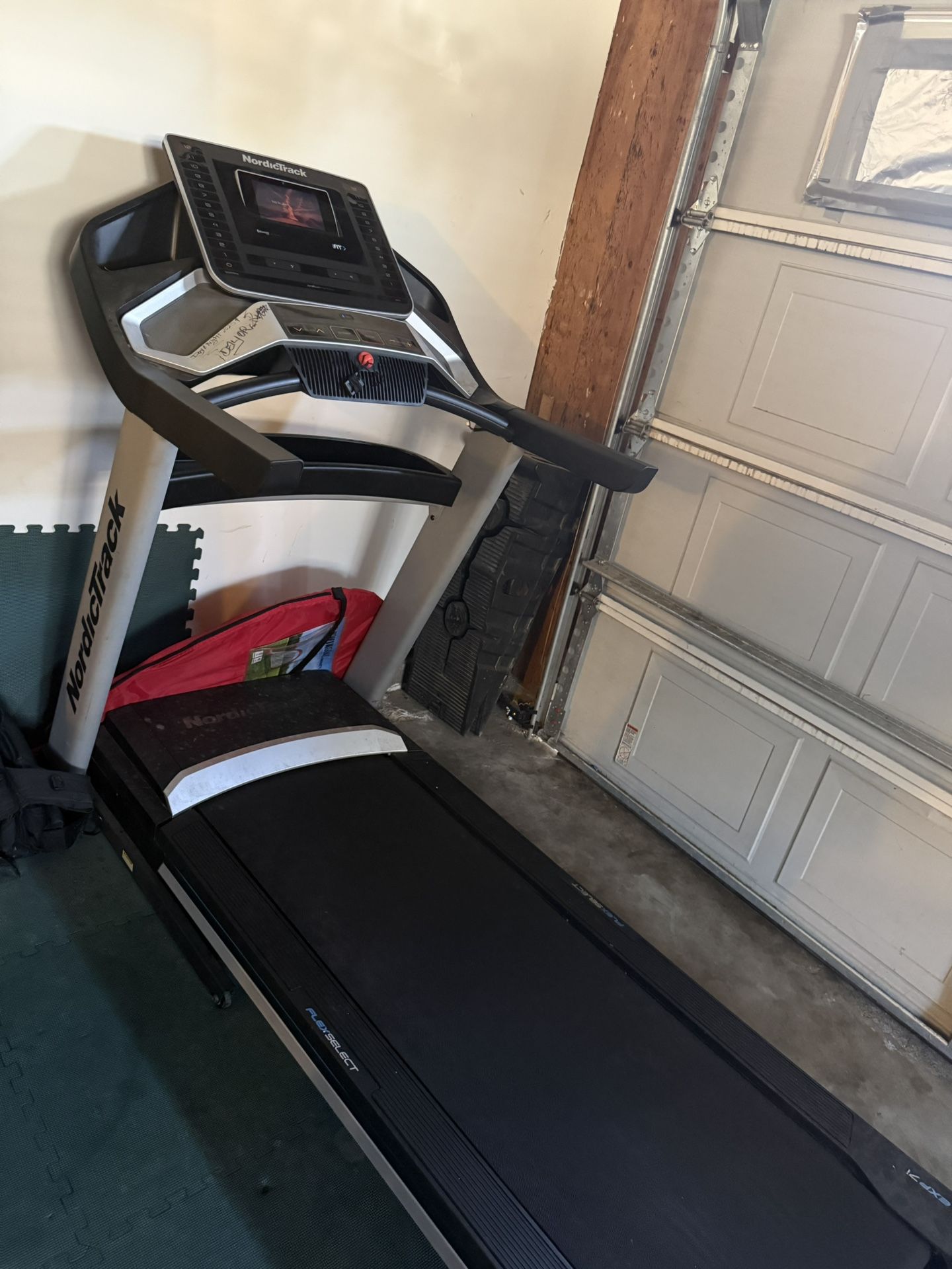 Squat Rack And Treadmill 