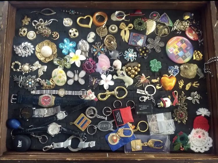 Assorted Costume Jewelry Lot 80+ Silver/Gold Tone Brooch Pins/Watches/Keychains + 8 Butterfly Pins