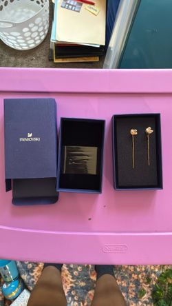 Swarovski Dazzling Swan Earrings
