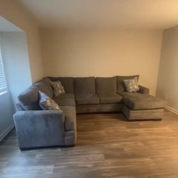 *BRAND NEW* Grey Sectional w/ Pillows 